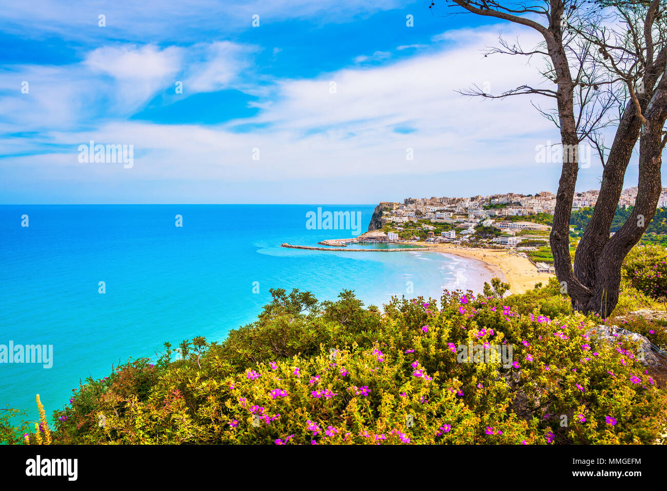 Le Village Et La Plage Blanche De Peschici Péninsule Du