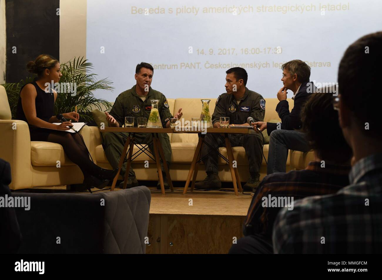 U.S. Air Force Le Colonel Brian McClanahan, bombe 489 commandant de groupe et le lieutenant-colonel Chris Chandler, 93e Bomb Wing directeur des opérations, répondra aux questions du public au cours d'une séance de questions et réponses de pantalon, à Ostrava, en République tchèque, le 13 septembre 2017. Pantalon est un initiative civique Tchèque établi à Ostrava en 2007. Il se concentre principalement sur les activités éducatives dans le domaine de l'histoire moderne, films documentaires, l'élaboration de la conscience historique et à la mémoire historique. (U.S. Photo de l'Armée de l'air par le sergent. Callie Ware/libérés) Banque D'Images