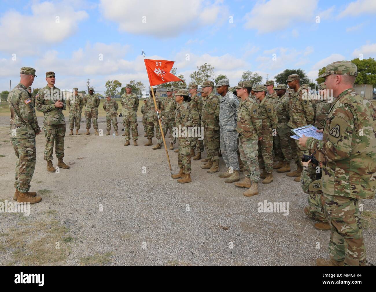 Au cours de la démonstration du système de raffinement à Fort Hood, au Texas, en septembre, le Lieutenant-colonel Mark Henderson, deuxième à gauche, chef de produit pour la modernisation du réseau, présente des certificats de mérite aux soldats du 57e Bataillon des transmissions de l'expéditionnaire pour leurs efforts dans l'essai un système radio expéditionnaires pendant NIE 17.2. "Nous devons dépasser cette mentalité enracinée que l'acquisition du système et des modifications ont à prendre des années", a déclaré Henderson. (U.S. Photo de l'armée par Amy Walker, PEO C3T Affaires publiques) Banque D'Images