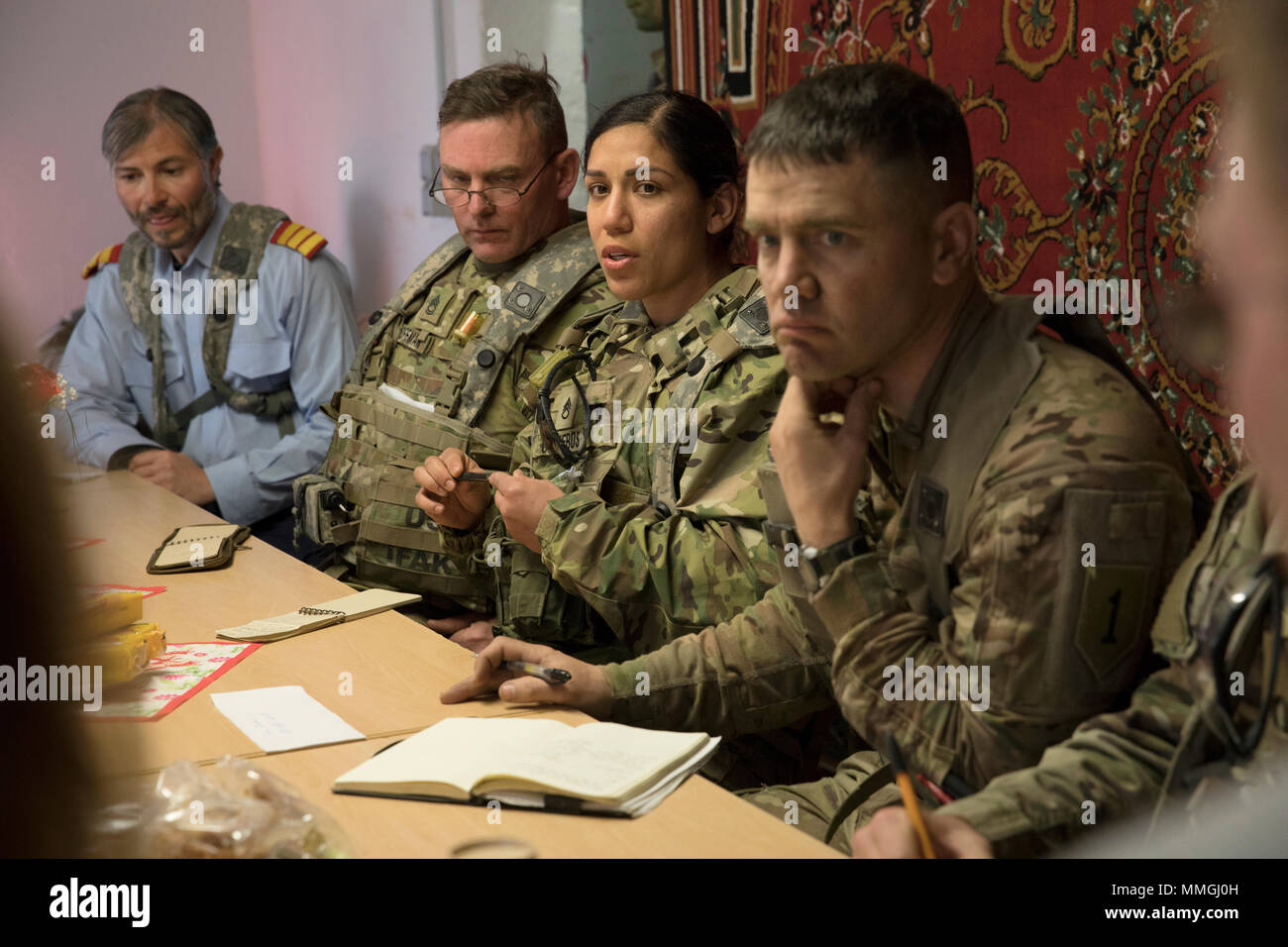 Le s.. Marjorie Cisneros (milieu), affectés à des affaires civiles 83e bataillon à Fort Bragg, Caroline du Nord, et le Sgt. 1re classe Justin Hoffman (extrême gauche), affectés à des affaires civiles 407e bataillon à Arden Hills, Minnesota, effectuer un chef de mission pour discuter de préoccupations population civile pendant les résoudre X à Hohenfels, Allemagne. Affaires civiles les soldats travaillent à minimiser les contraintes et les craintes de la population civile locale. Résoudre combiné X utilise la puissance de connecter plusieurs unités à créer un environnement d'entraînement réaliste et complexe, qui permet aux unités d'affaires civiles pour mener Banque D'Images