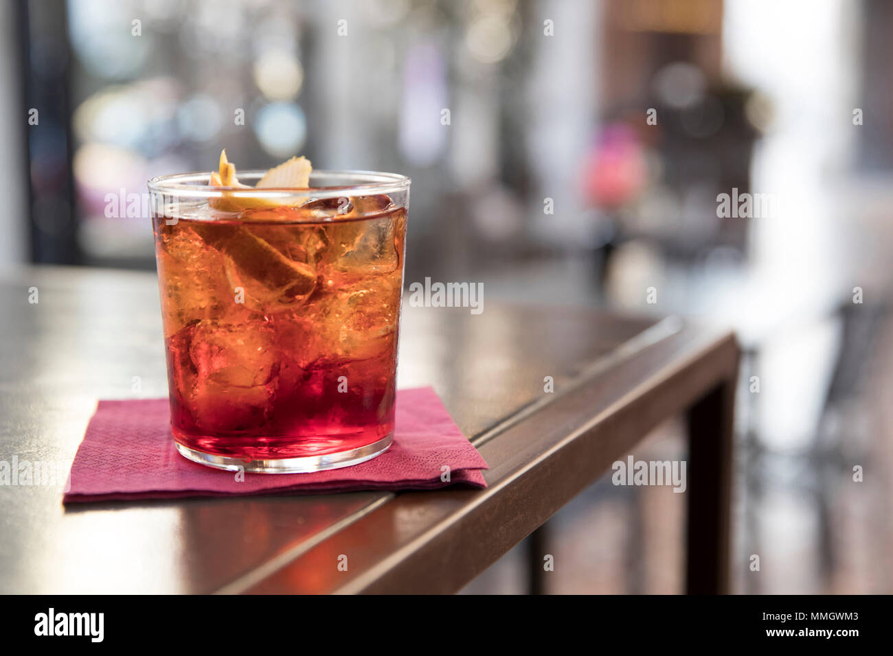 Libre d'une table de bar, un verre de cocktail americano prêt à boire, le  sujet et l'accent sur la gauche Photo Stock - Alamy