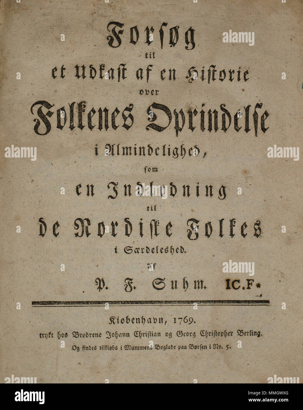 . Dansk : Titelbladet til Peter Frederik Suhms tentative til et af en udkast historie plus almindelighed folkenes oprindelse i som en indledning til de nordiske folkes j'saerdeleshed fra 1769. . 1769. Saddhiyama Folkenes oprindelse Suhm af Banque D'Images