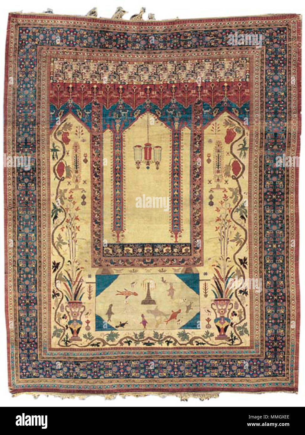 . English : 'UN DECCANI SOIE tapis de prière. Le centre de l'Inde, le dernier quart du 19ème siècle ou plus tôt. Le domaine de l'ivoire avec une paire de vases balustre polychrome floral délicat émission sprays entouré de vigne, défilement gras raisins suspendus, délicats motifs floraux et d'un cyprès stylisés, une pastille rectangulaire ivoire contenant des poissons, des animaux stylisés, d'une fontaine et le bleu de verre, tous les dessous d'un panneau rectangulaire de style turc la prière avec une paire de colonnes floral bleu soutient un centre de remise en forme de cloche triple au-dessus, dans un vase rouge-brique floral frame avec une bande de fleurs bleu ci-dessous et de la lumière Banque D'Images