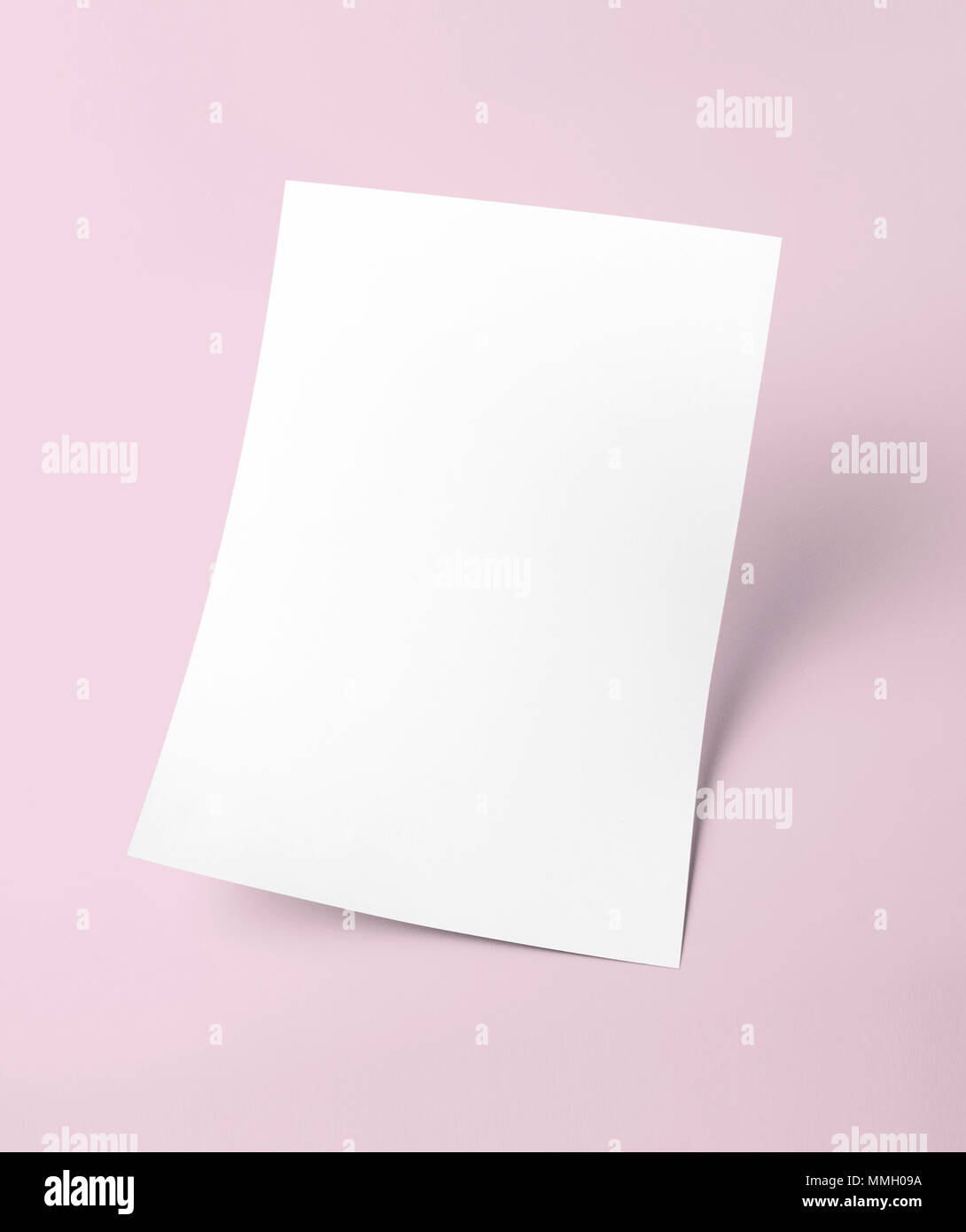 Le modèle papier document vierge blanc avec fond rose Banque D'Images Le modèle papier document vierge blanc avec fond rose Banque D'Images