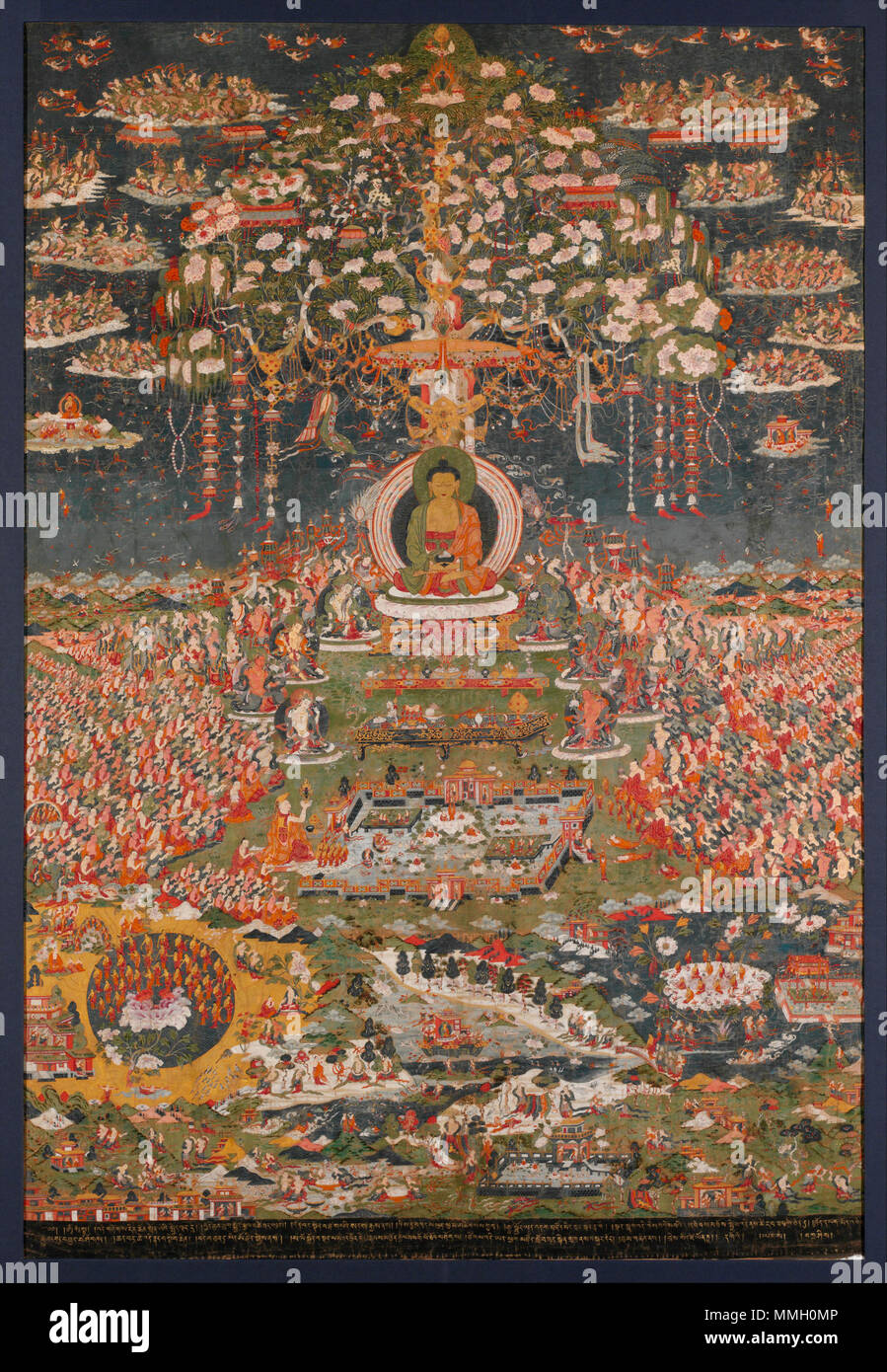 . Anglais : Amitāyus Bouddha dans Son paradis. Le Tibet. Badigeonnez avec de l'or sur toile, 56 1/4 x 39 1/2 in. (142,9 x 100,3 cm). Amitayus, le Bouddha de la vie éternelle, est également connu sous le nom d'Amitabha, l'un des cinq Bouddhas cosmiques du bouddhisme ésotérique. Il est indiqué dans son paradis, Sukhavati, la terre pure de l'Ouest, intronisé sous un arbre décoré avec des brins de bijoux et symboles auspicieux. D'un côté le ciel est rempli d'une foule de demi-dieux extatique qui portent des offrandes et nuages de fleurs. Assis au-dessous de sont les huit grands bodhisattvas, et entre eux, sont deux grandes tables basses couvertes Banque D'Images