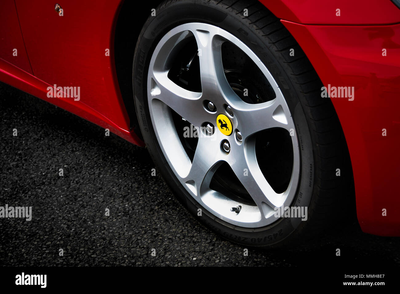 La roue avant d'une voiture de sport moderne Ferrari California Banque D'Images