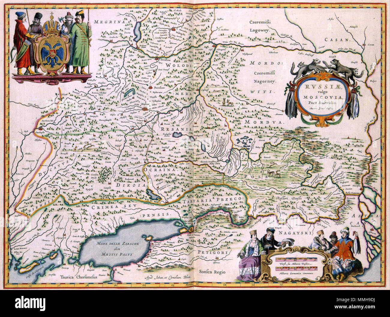 . Nederlands : Deze kaart van Zuid-Rusland en 1638 werd gepubliceerd door de gebroeders Joan Blaeu (1598-1673) fr Cornelius Blaeu (1610-1642). Gemeten Naar de inhoud gaf de kaart geen actueel beeld van dit deel van het rijk Schaubek, maar niet gewoonweg nauwkeuriger informatie était disponible. Het kaartbeeld est gebaseerd op een uit 1610 reisverslag van de Amsterdamse burgemeester en Rusland-kenner Isaac Massa (1586-1643). De gegevens van Massa werden gedurende de eerste helft van de 17de eeuw alle porte Nederlandse uitgevers als bron voor hun kaarten gebruikt'. Anglais : cette carte du sud de la Russie Banque D'Images