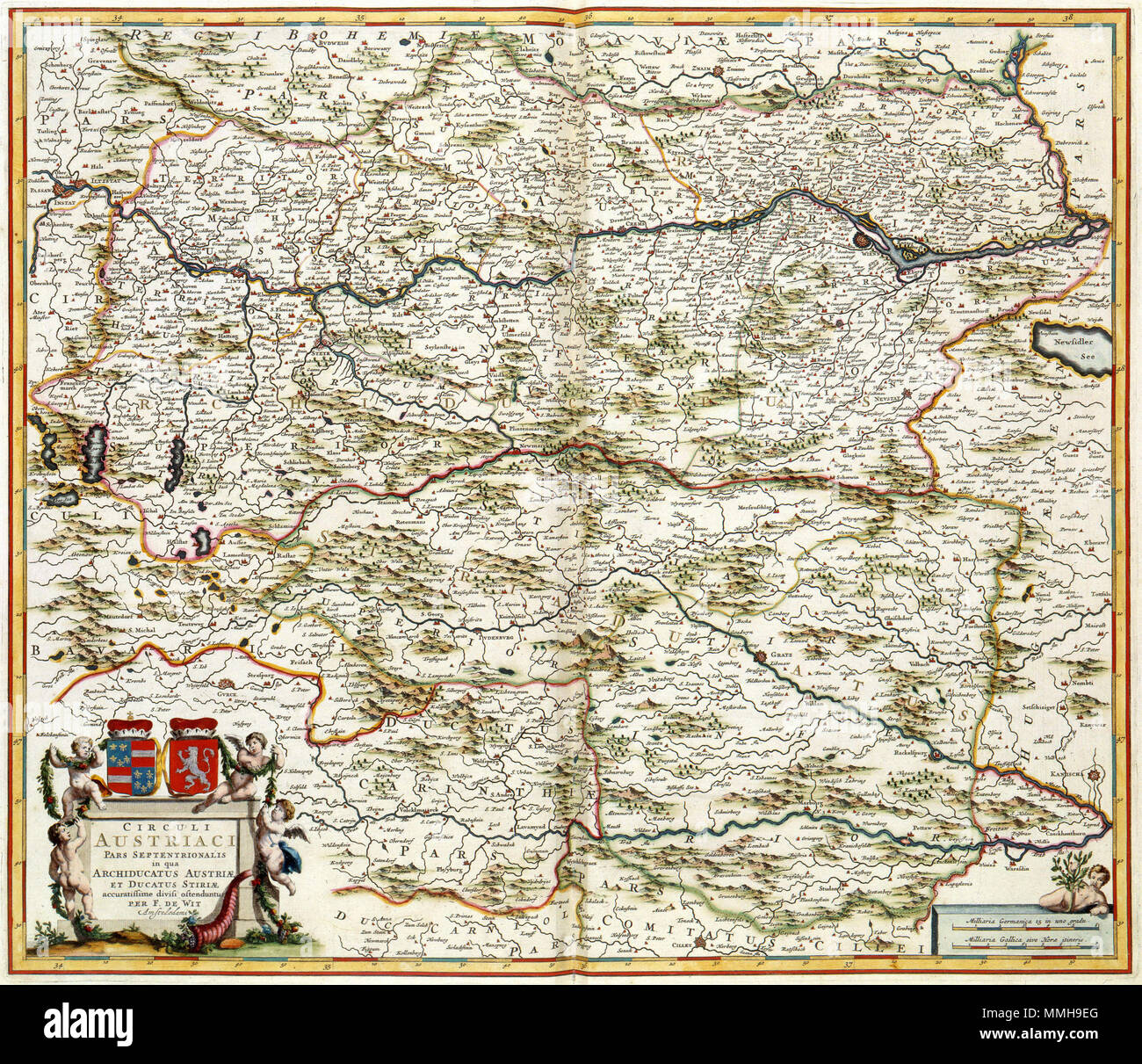 . Nederlands : Deze kaart van Oostenrijk werd uitgegeven door Frederik de Wit (1630-1706). Hoewel De Wit dat hij heeft de naam zich en bezighield kopieeren met het van kaarten van heruitgeven koperplaten de oude, zijn de bronnen voor deze kaart onbekend. Vermoedelijk stelde De Wit cette carte samen uit diverses kaarten mourir dans de tweede helft van de 17de eeuw uitgegeven werden. Haal hij ook Mogelijk gebruik van kaarten die naar aanleiding van de voortdurende oorlogen met het Rijk vervaardigd Turkse werden. Anglais : Cette carte de l'Autriche a été publié par Frederik de Wit (1630-1706). Tu Banque D'Images