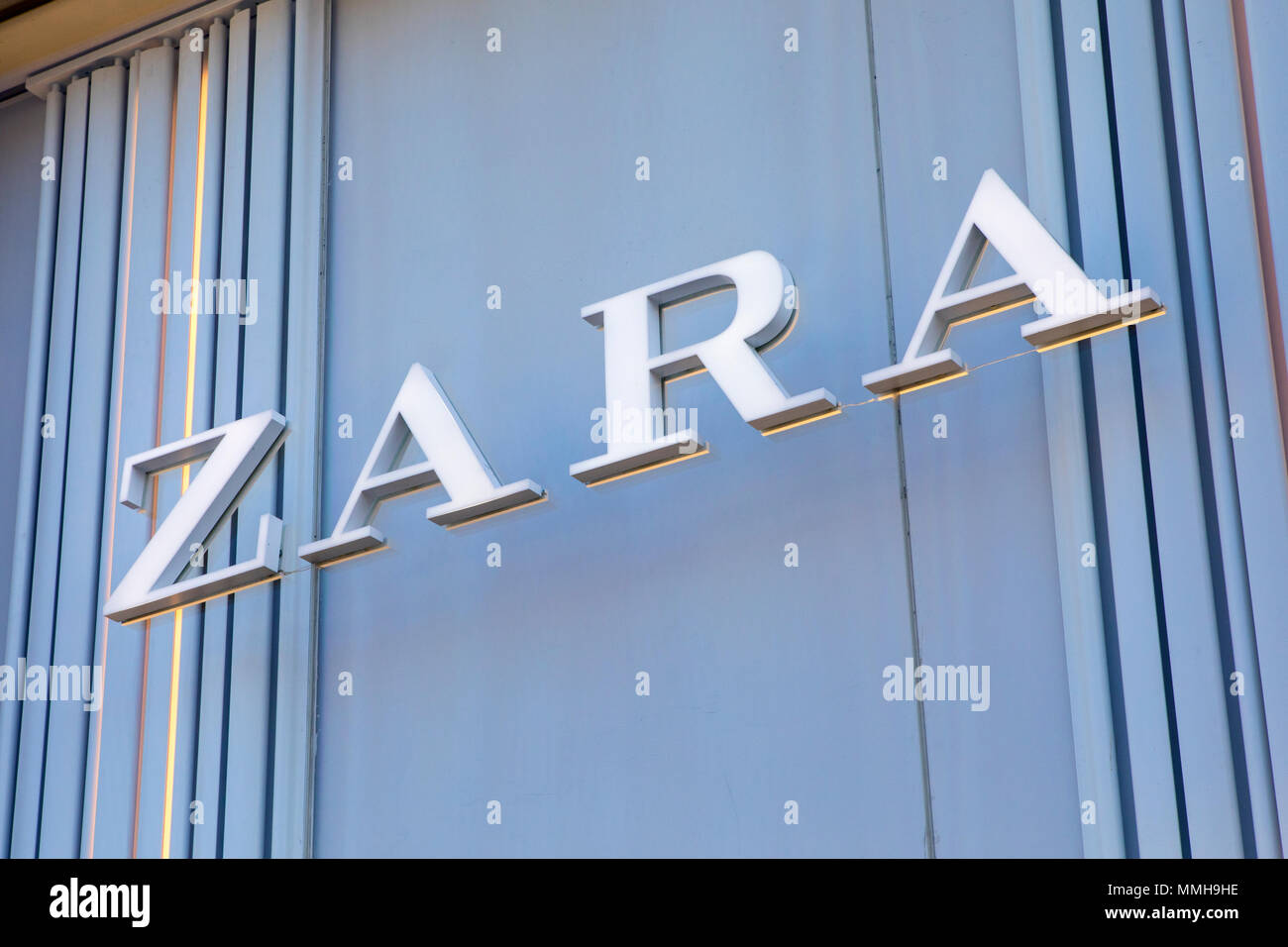 BRIGHTON, UK - 4 mai 2018 : Le logo de l'entreprise Zara au-dessus de l'entrée  de l'un de leurs magasins au centre-ville de Brighton, le 4 mai 2018 Photo  Stock - Alamy