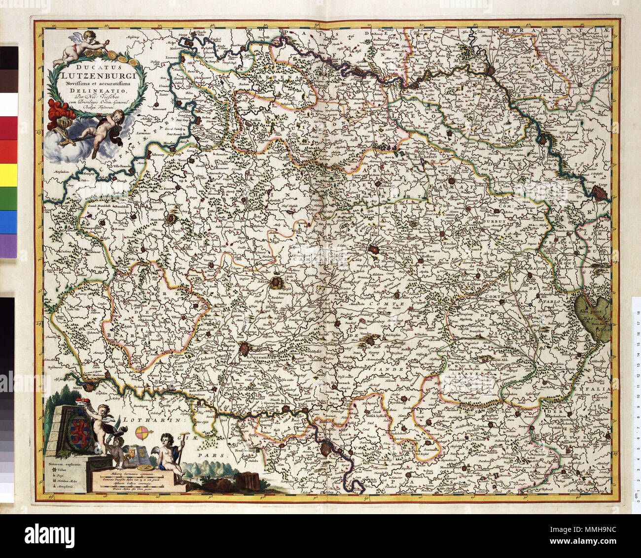. Nederlands : Deze kaart van het hertogdom Luxemburg werd uitgegeven door Nicolaes Visscher I (1618-1679). Bron als voor deze kaart greep Visscher vermoedelijk terug op een kaart van Gerard de Jode (1509-1591) English : cette carte du duché de Luxembourg a été publié avant 1682 par Nicolaes Visscher I (1618-1679). En tant que source d'information pour cette carte, Visscher peut avoir utilisé une carte par Gerard de Jode (1509-1591). LUTZENBURGI DUCATUS Novissima et accuratissima DELINEATIO. Nederlands : voor 1680 English : avant 1680 . Atlas Van der Hagen-KW1049B11 063-LUTZENBURGI accuratissi et Novissima DUCATUS Banque D'Images