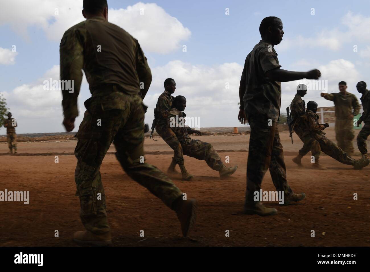 Les membres de l'Armée de Djibouti (FAD) Démontrer les soins aux blessés au combat techniques pendant la formation bataillon d'intervention rapide à Djibouti le 10 mai 2018, 10 mai 2018. Les membres de la côte sur une période de cinq semaines de cours couvrant combatives, d'armes, et de combattre en sauvetage. (U.S. Air Force photo par un membre de la 1re classe Haley D. Phillips). () Banque D'Images