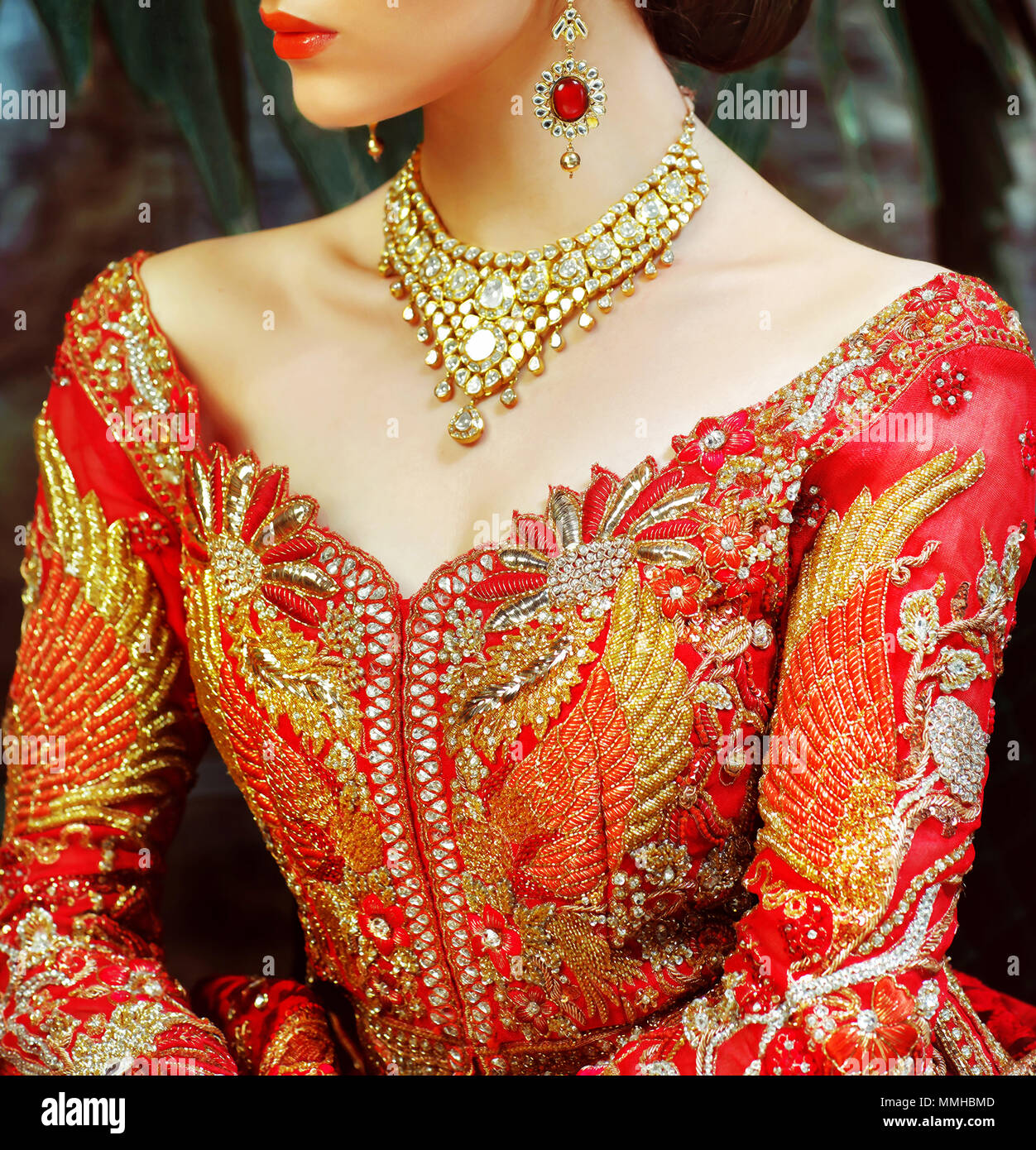 Les femmes indiennes et pakistanaises fashion model montrant robe de mariage et de collier ou boucles d'oreille Banque D'Images