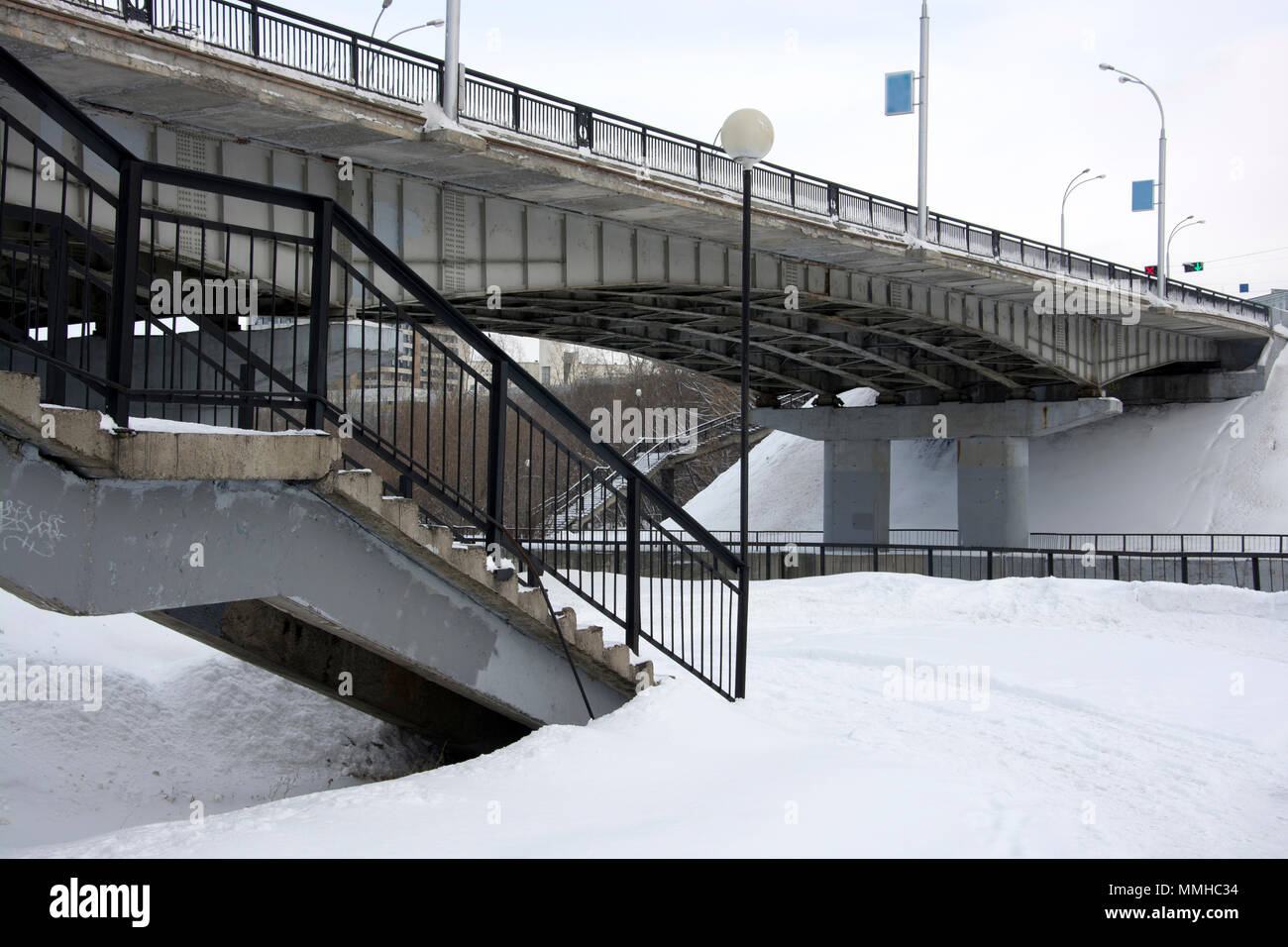 Vue sur le pont et d'échelles à lanterne stolbamizimy Banque D'Images