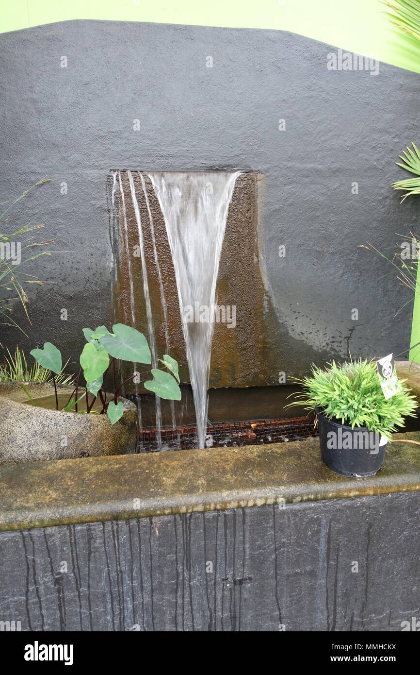 L'homme a fait l'eau des fontaines pour décoration de jardin Banque D'Images