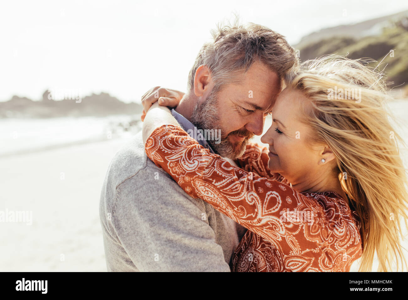 Senior couple sur la plage. Man and Woman hugging outdoors. Banque D'Images