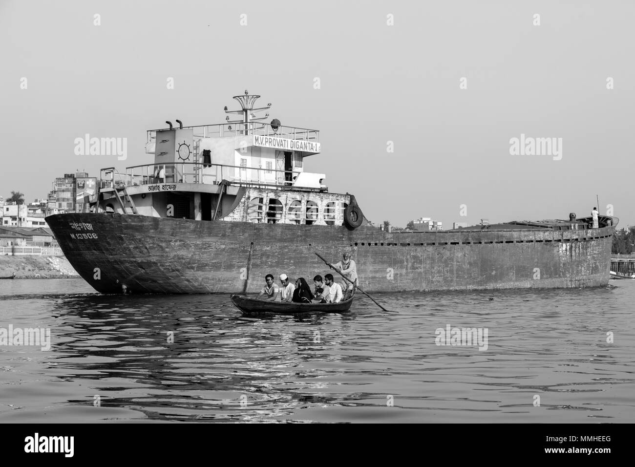 Dhaka, Bangladesh, le 24 février 2017 : taxi-bateau en bois avec les passagers et d'un cargo en arrière-plan sur la rivière Buriganga à Dhaka Bangladesh Banque D'Images