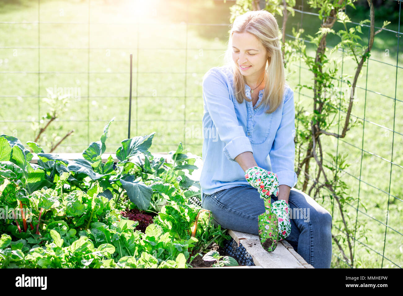 Jardinage - Happy woman est fier de son propre lit soulevé Banque D'Images