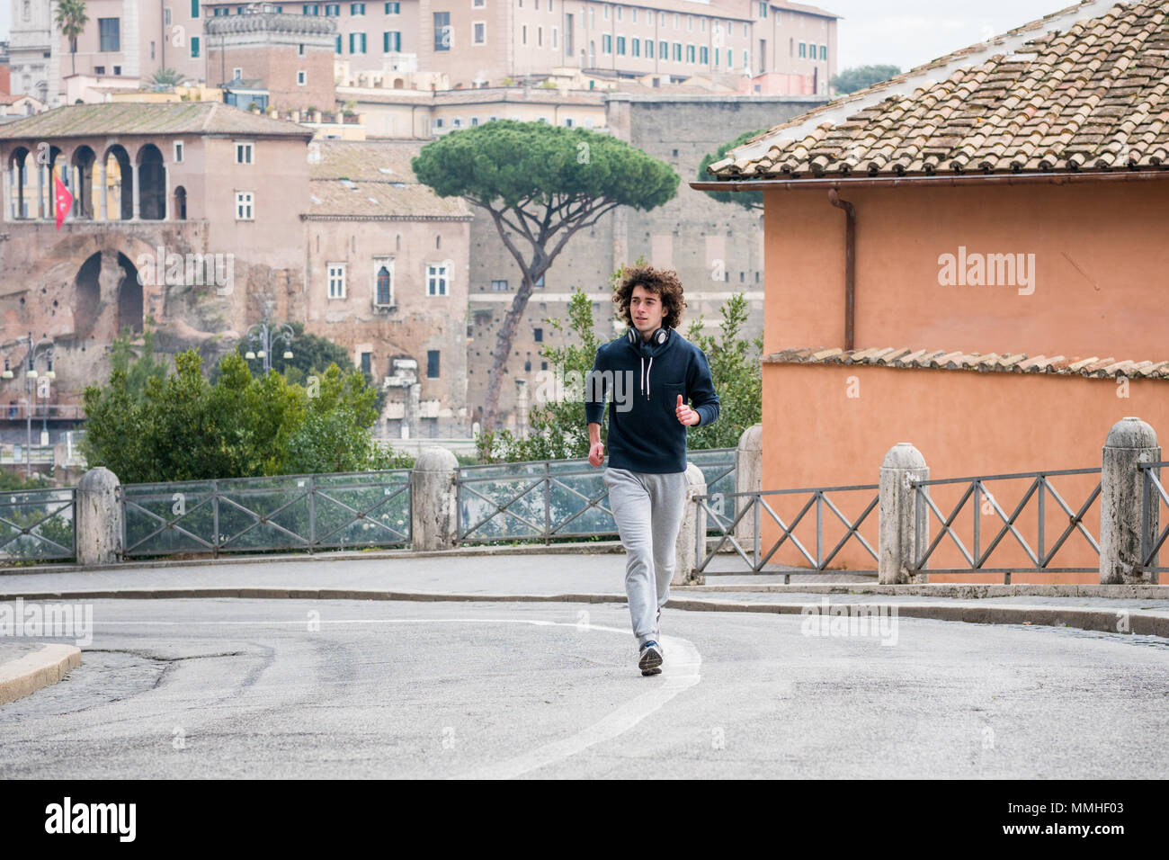 Beau jeune sportif jogging en ville Rome Banque D'Images