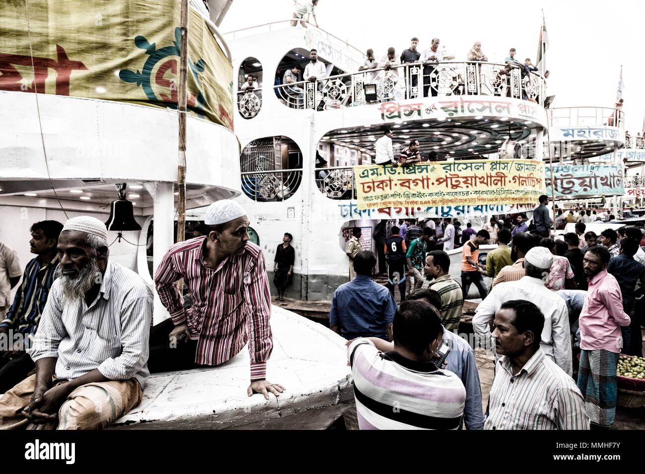 Dhaka, Bangladesh, le 24 février 2017 : à l'agitation colorée Sadarghat Terminal de la rivière Buriganga à Dhaka, Bangladesh (Vintage Photo) Banque D'Images