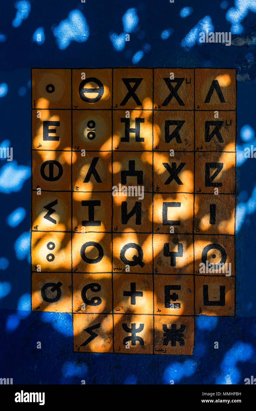 Script Tifinagh lettres alphabet berbère utilisé officiellement au Maroc Banque D'Images