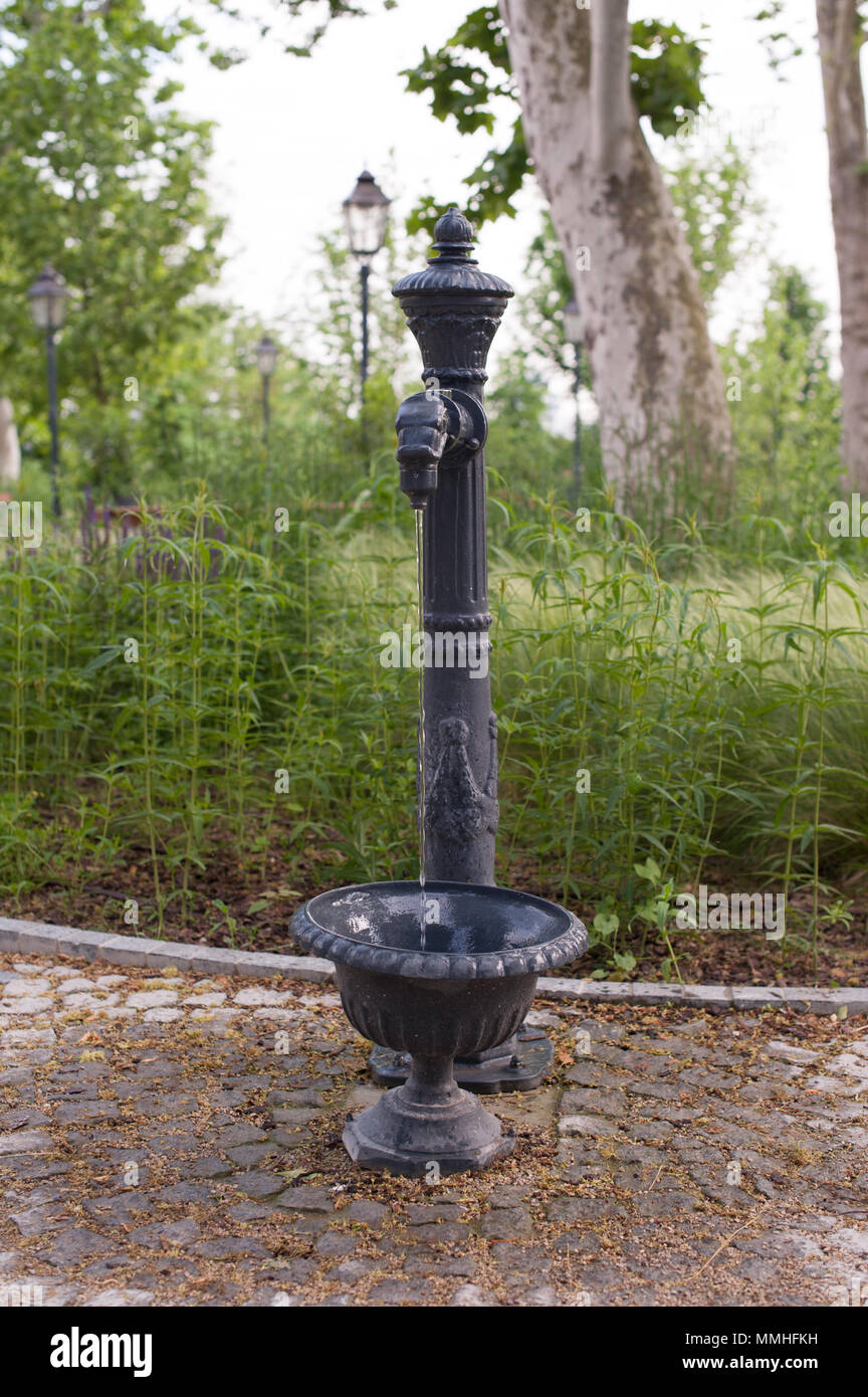 Retro noir eau eau potable fontaine dans un parc public Banque D'Images