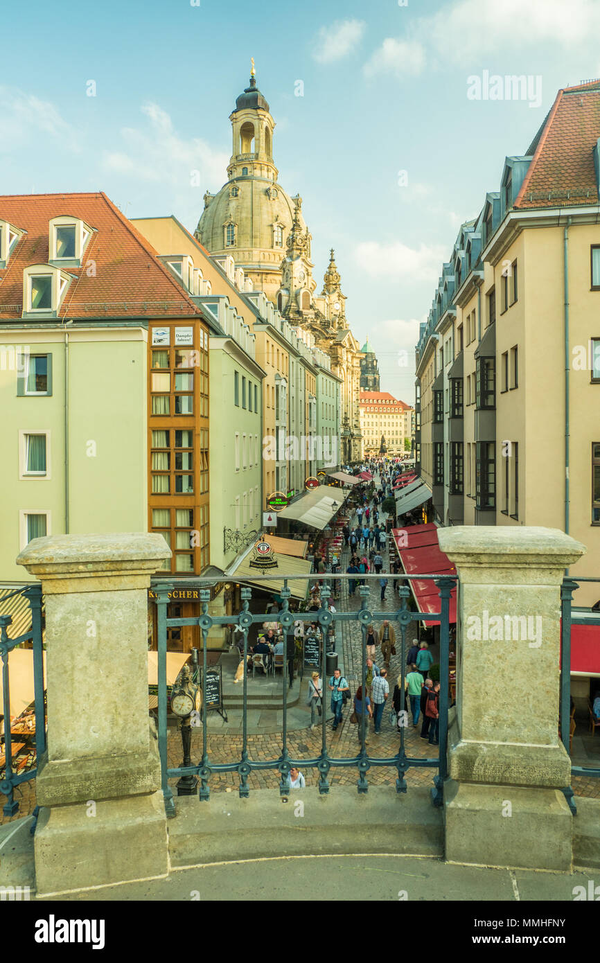 Dresde, Allemagne &l'église de Notre-Dame (Frauenkirche). Vue depuis la Brühlsche Terrassen, une promenade en terrasse alias le balcon de l'Europe. Banque D'Images