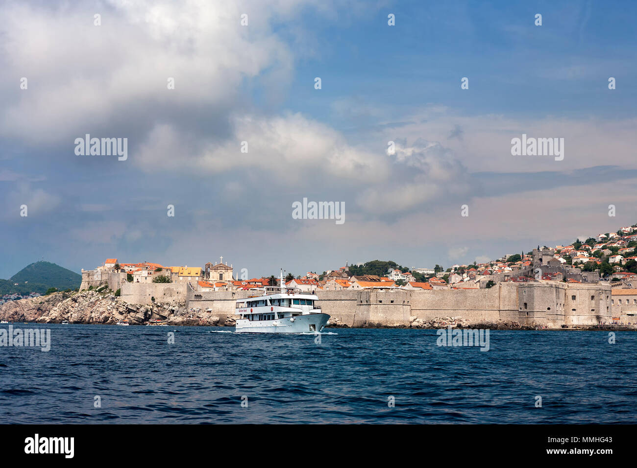 Les murs de Stari Grad (vieille ville), Dubrovnik, Croatie à partir de la mer. Banque D'Images