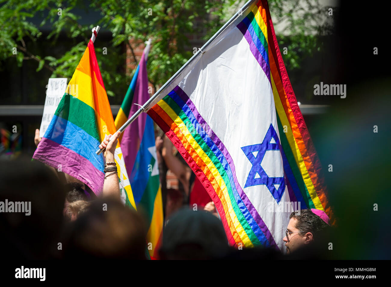 NEW YORK - 25 juin 2017 : les participants juifs israéliens vague étoile de David drapeaux arc-en-ciel comme la Gay Pride Parade passe par Greenwich Village Banque D'Images