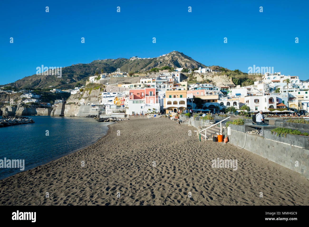 Plage De Sable Noir Volcanique à Santangelo Sur Ischia Dans