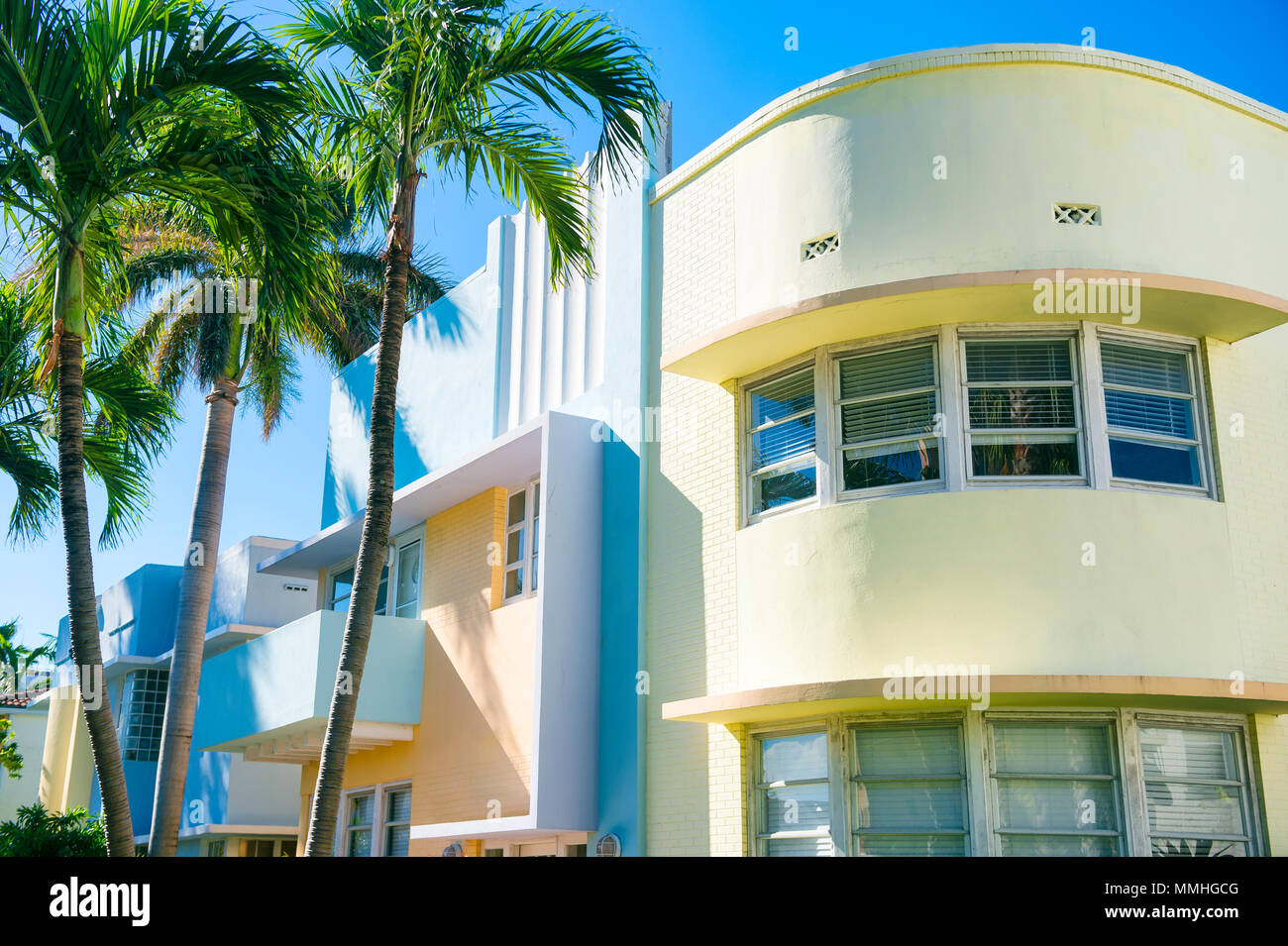 Pastel-colorfed typique de l'architecture Art Déco des années 30 avec des palmiers à Miami, Floride Banque D'Images