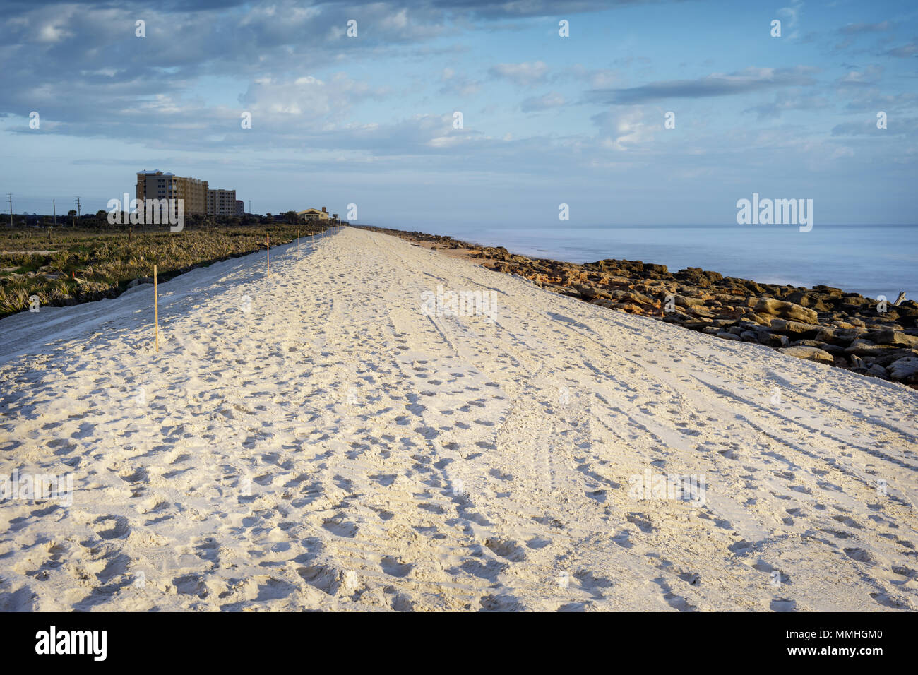 Washington Oaks Gardens State Park est situé au sud de Saint Augustin dans la ville de Palm Coast. L'établissement était autrefois administré par un parent éloigné de George Washington. Les jardins, situé entre la côte et la rivière Mantanzas, ont été mis sur pied par Louise et Owen Young. L'affleurement rocheux est coguina rock. Coquina rock est un composé de coquillages et de sable et fusionnées avec la calcite. La roche a été utilisée dans la construction depuis des siècles où elle est abondante. Banque D'Images