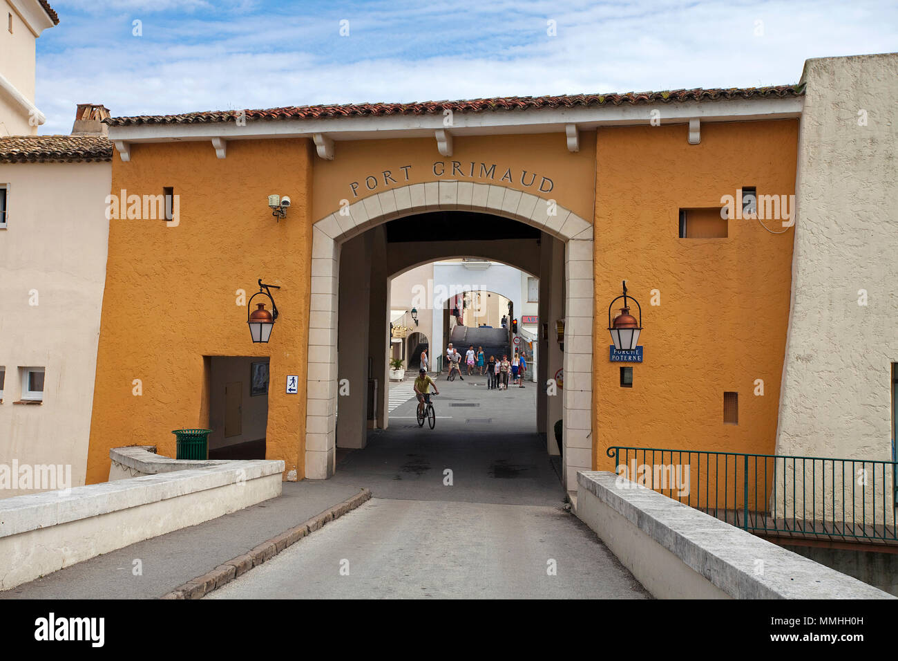 Entrée de ville lagunaire à Port Grimaud Golfe de Saint-Tropez, Côte d'Azur, France Sud, France, Europe Banque D'Images