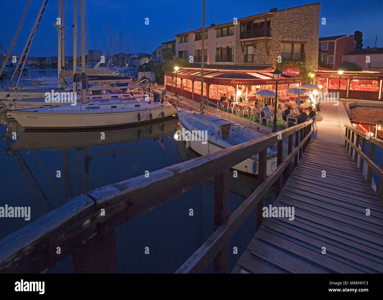 Port Grimaud, nuit, ville lagunaire au Golfe de Saint-Tropez, Côte d'Azur, France Sud, France, Europe Banque D'Images