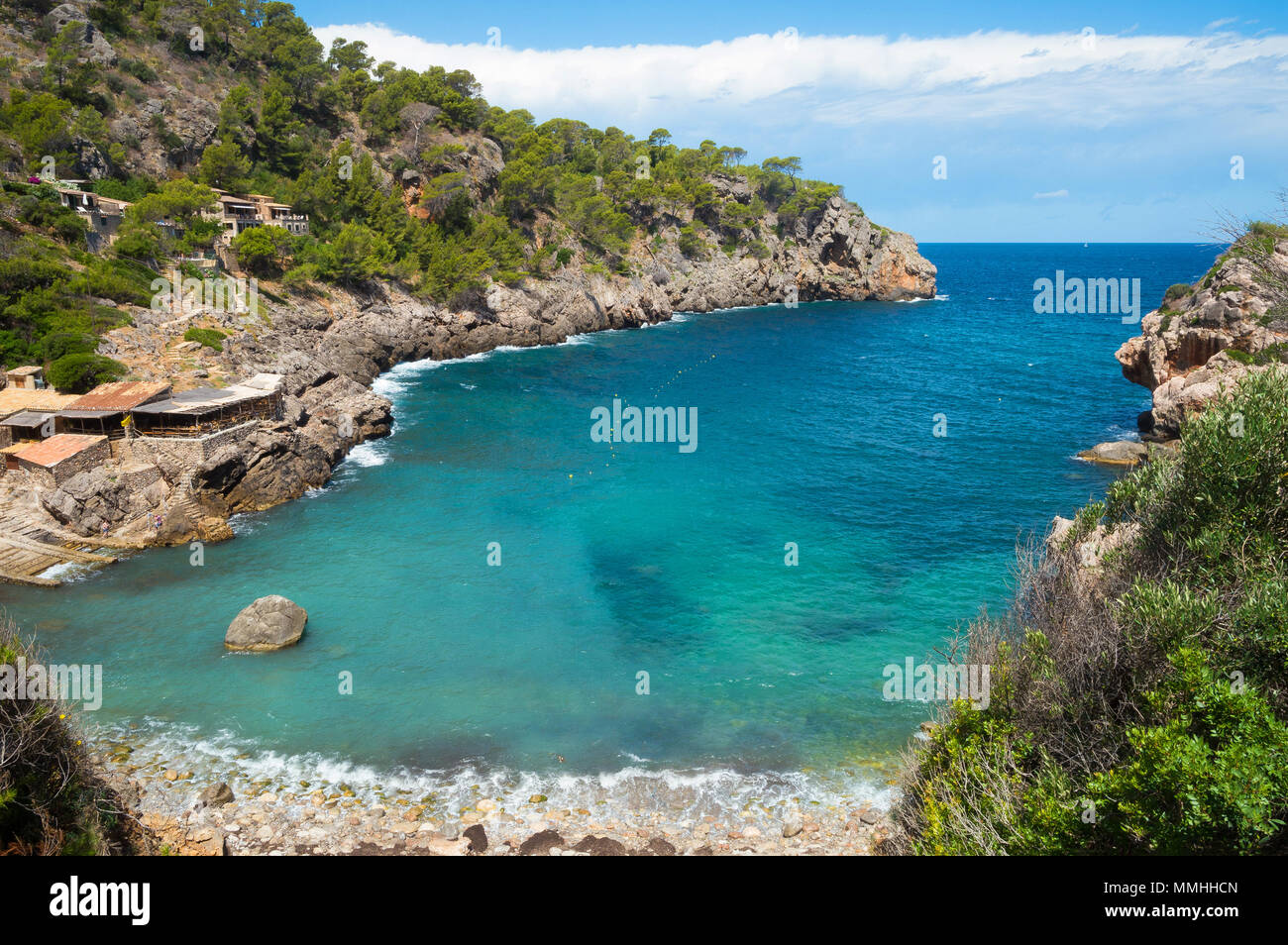 Un portrait de Cala Deia beach sur une chaude journée d'été à Majorque, en Espagne. Banque D'Images