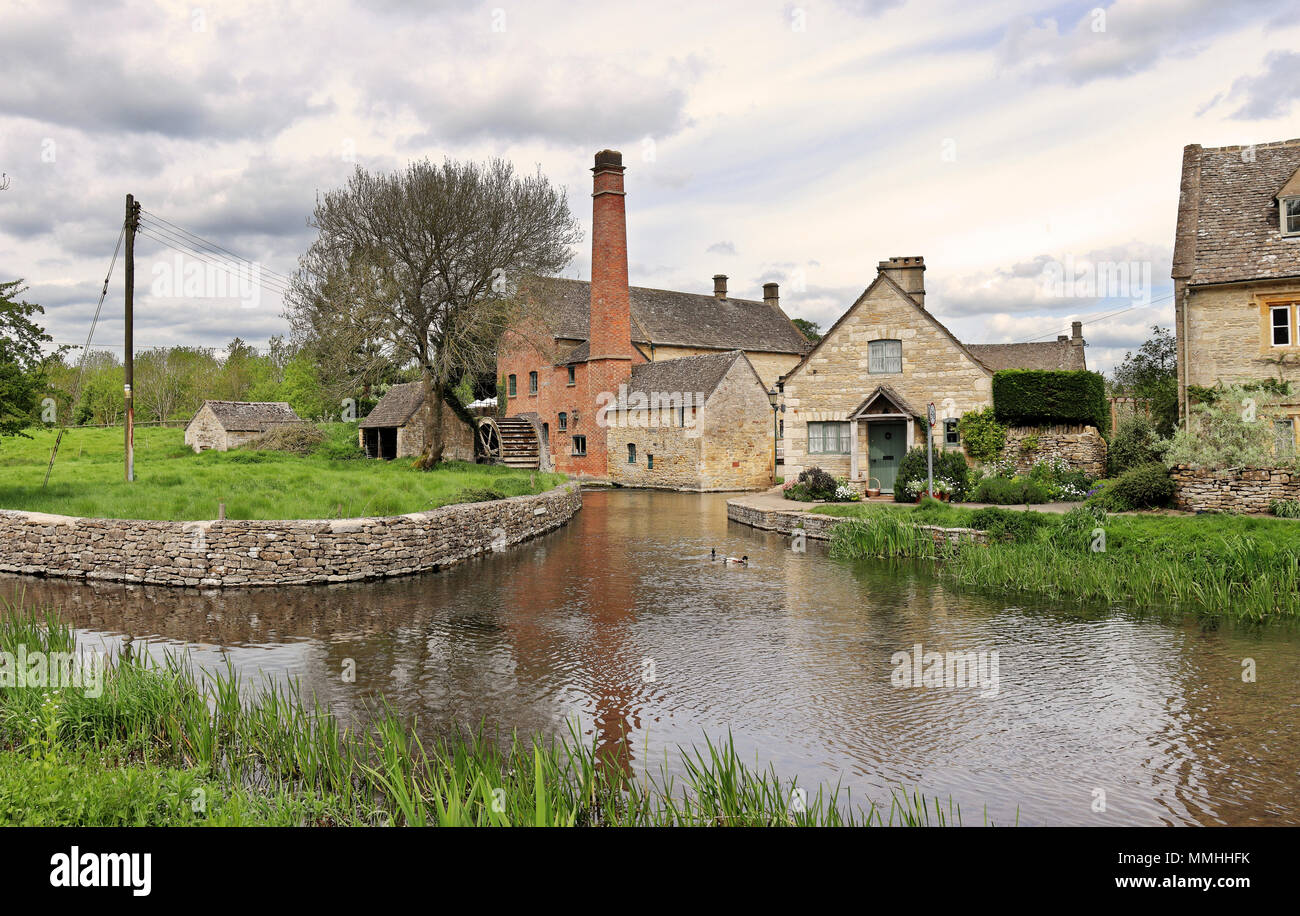 Ancien moulin à eau et rivière dans les Cotswolds en Angleterre rurale Banque D'Images