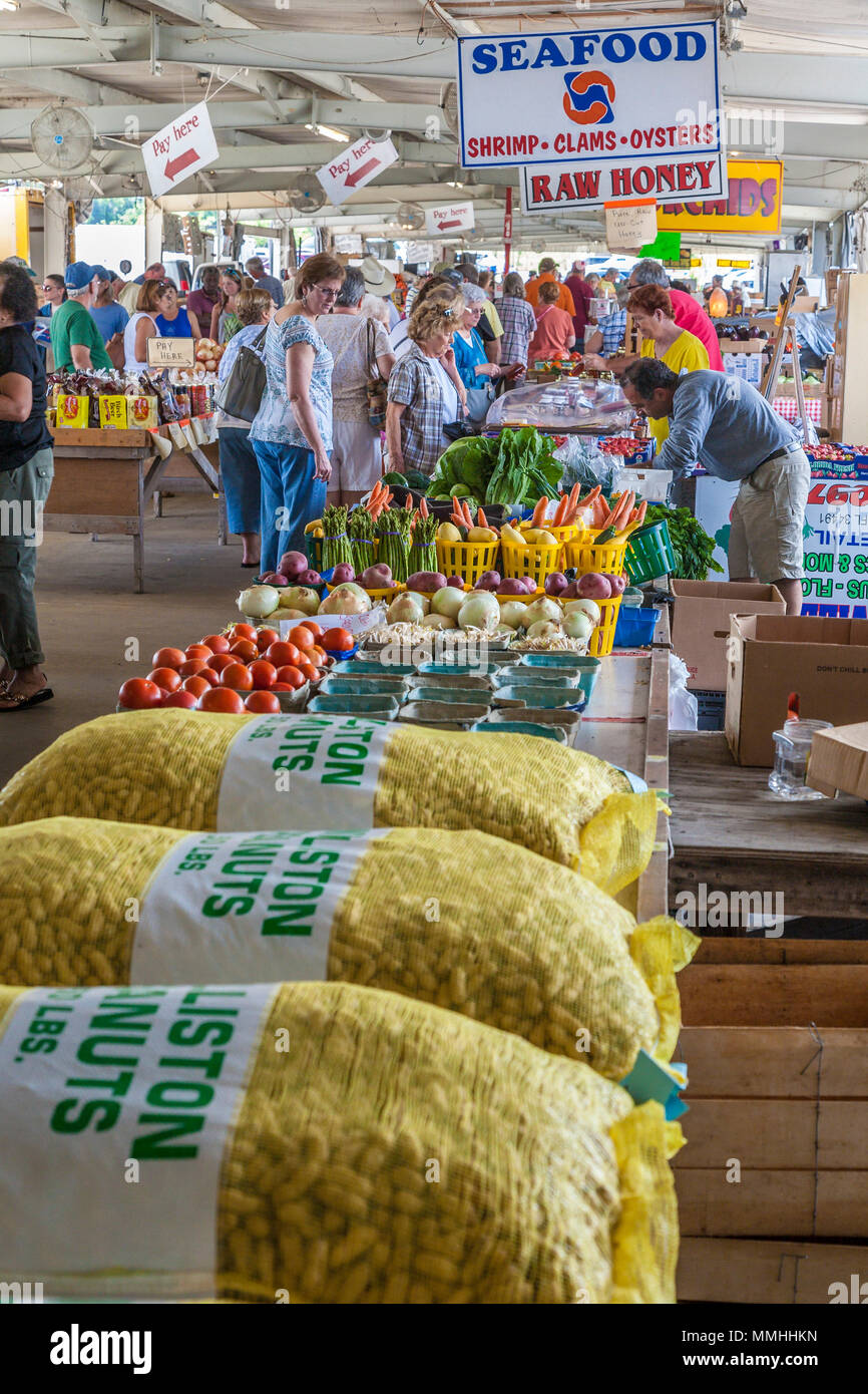 L'achat d'acheteurs des produits frais au marché Le marché aux puces de Marion près de Ocala, Floride Banque D'Images