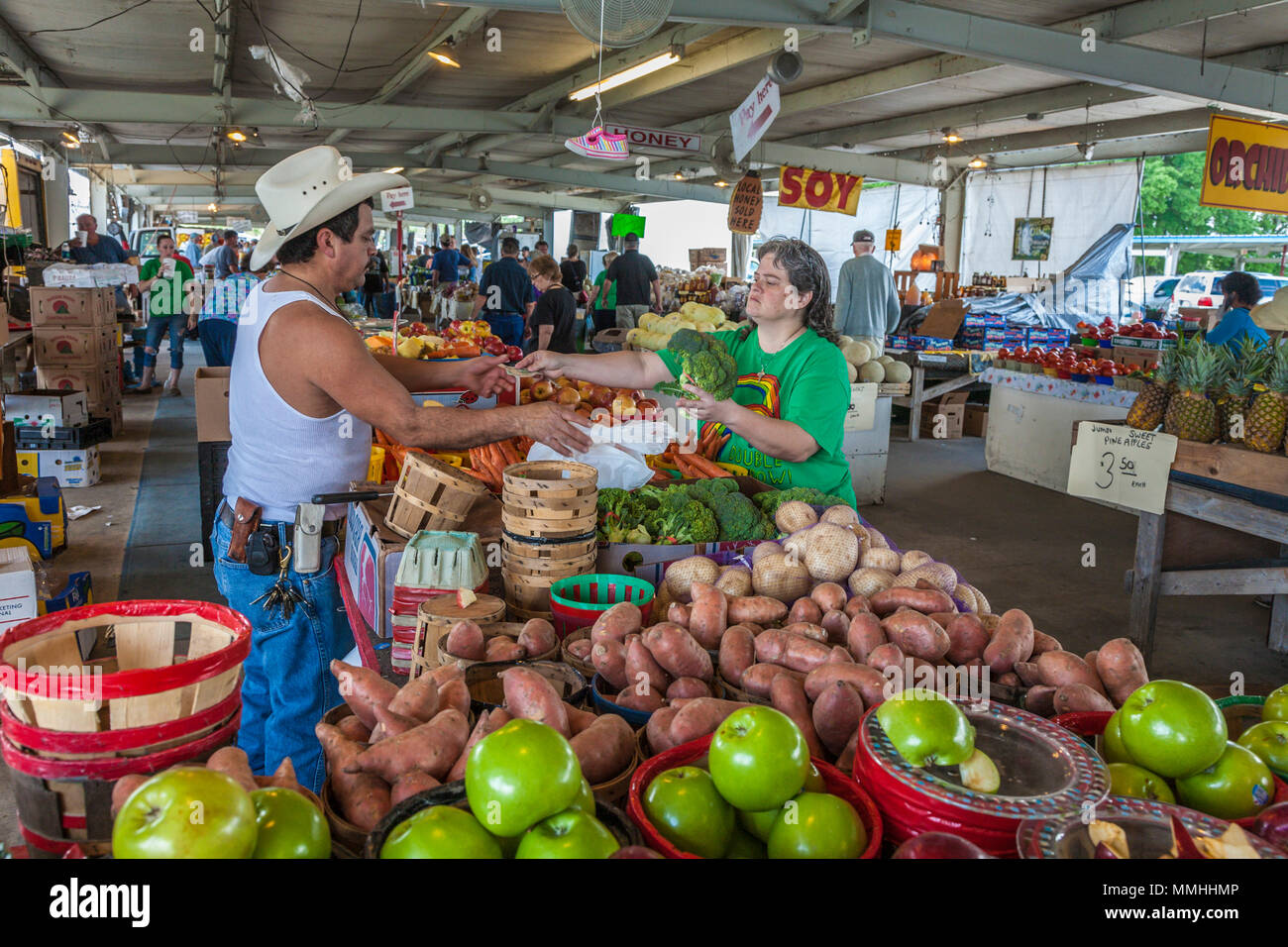 L'achat d'acheteurs des produits frais au marché Le marché aux puces de Marion près de Ocala, Floride Banque D'Images