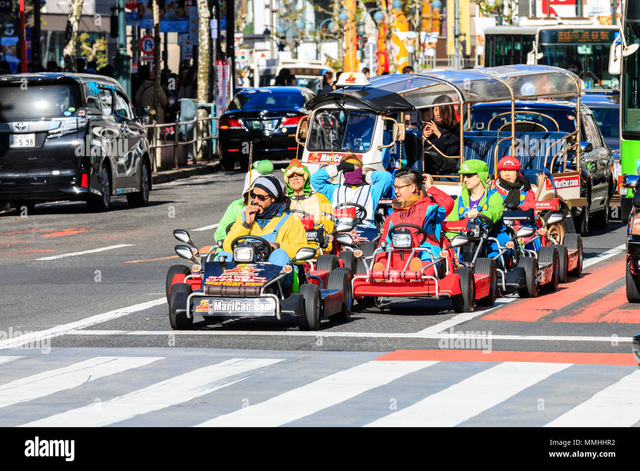 Croisement de Shibuya, Tokyo. L'activité touristique populaire, conduite, MariCars Mario karts bien que habillé en Mario caractères. En attente de passage à la ligne. Banque D'Images