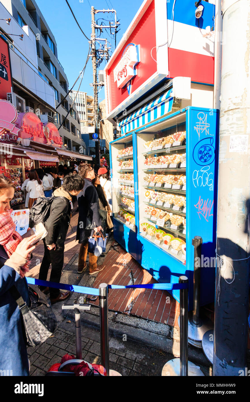 Tokyo, Harajuku, Takeshita street. Marion à emporter à l'extérieur avec store crêpe alimentaire en plastique affichage menu avec les gens à la recherche et le choix. Banque D'Images