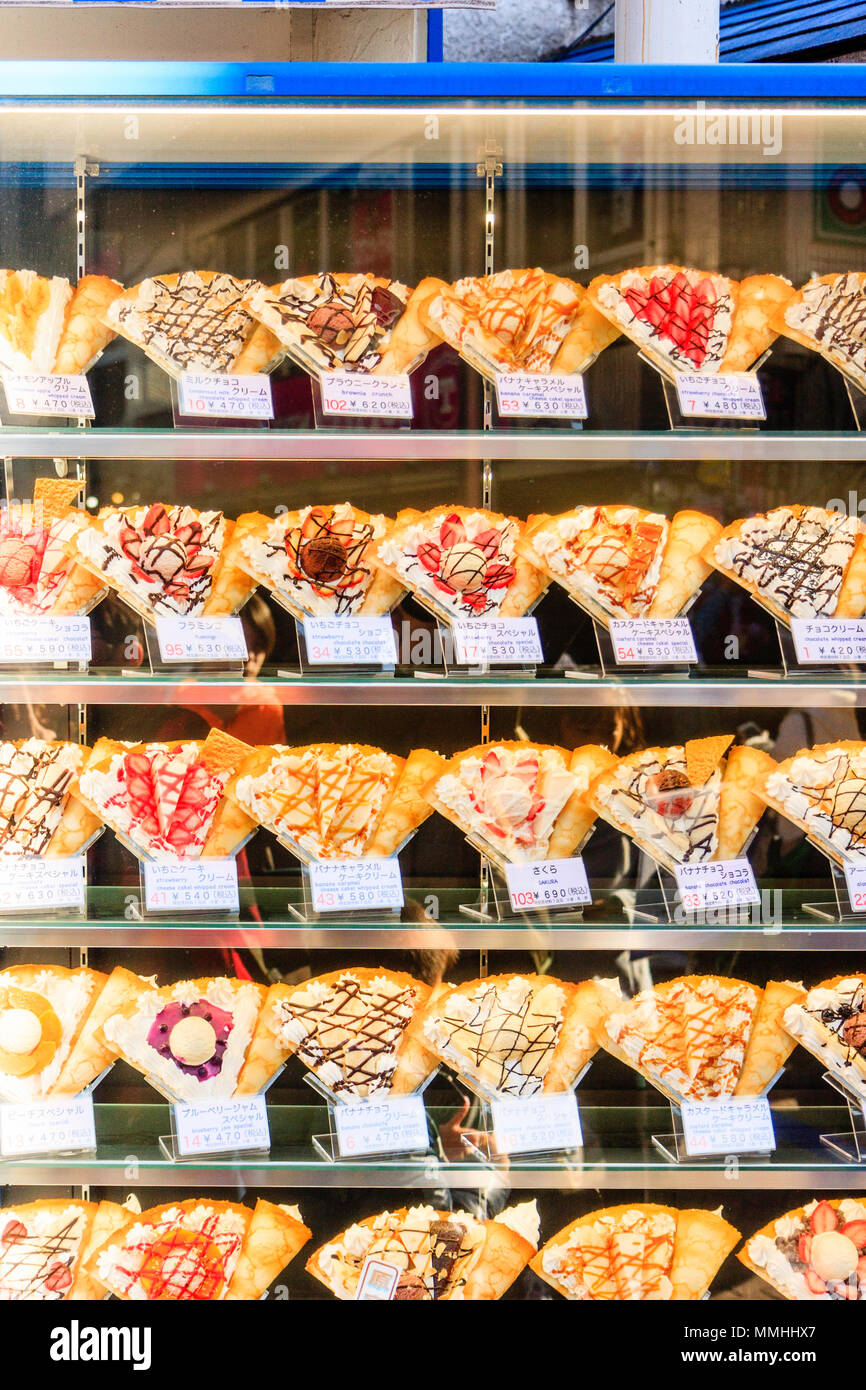 Tokyo, Harajuku, Takeshita street. Menu d'aliments en plastique, divers types de crêpe crêpe offert à Marion Crêpes à emporter magasin. Banque D'Images