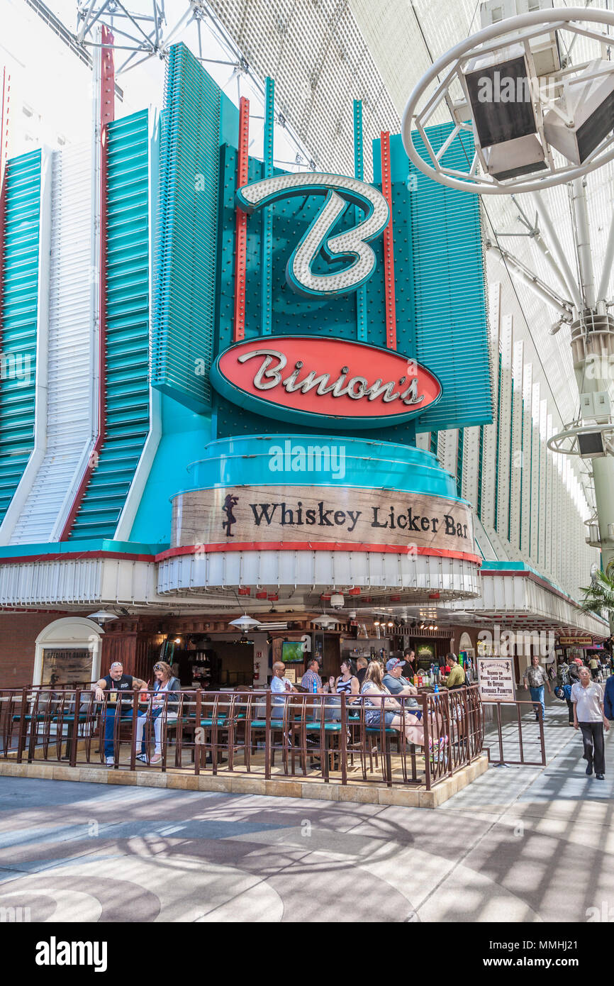 Les touristes boivent au Whisky Licker Bar dans le Binion's Gambling Hall & Hotel Casino dans le Fremont Street Experience à Las Vegas, Nevada Banque D'Images