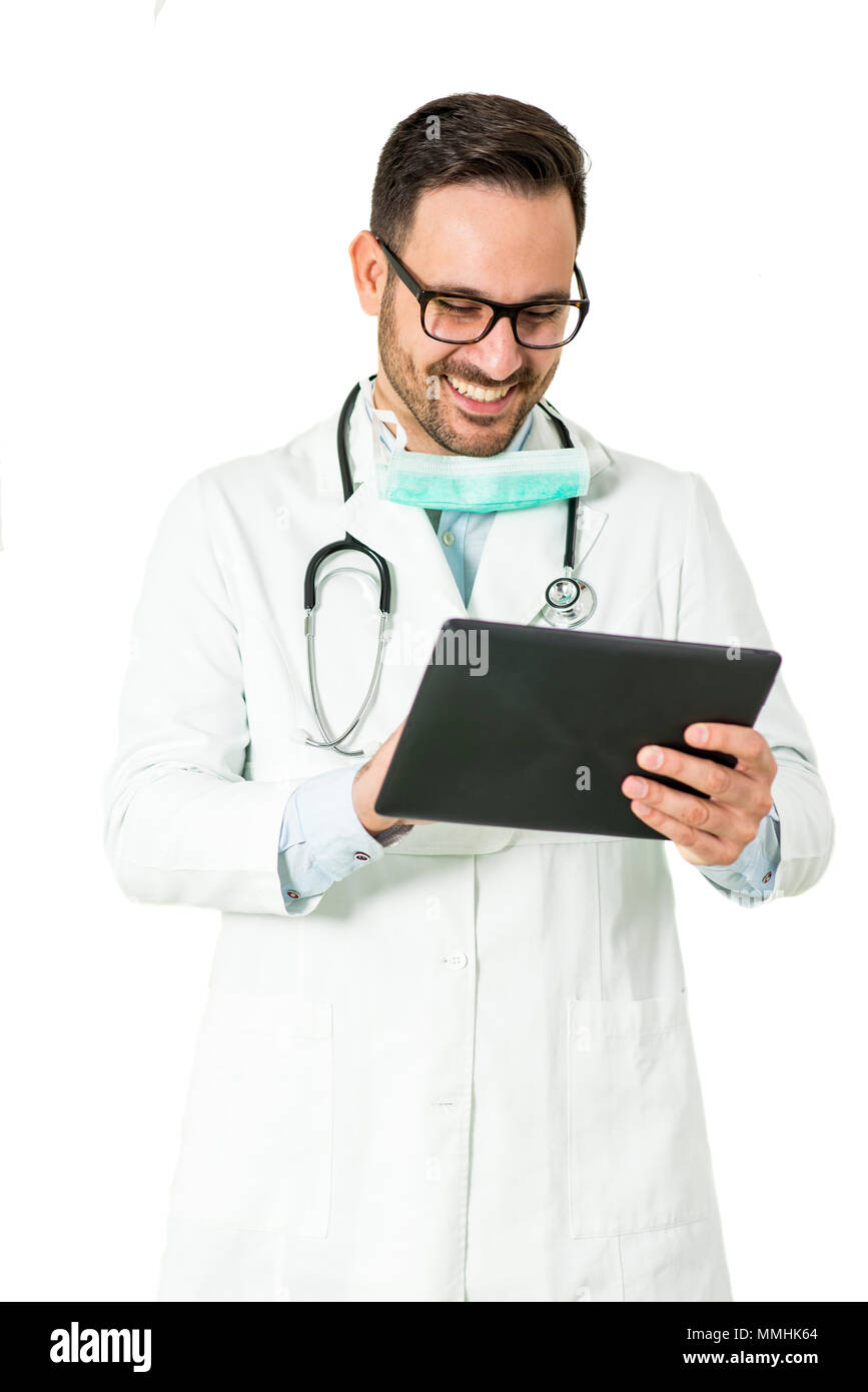 Portrait of smiling young doctor with digital tablet isolé sur fond blanc Banque D'Images