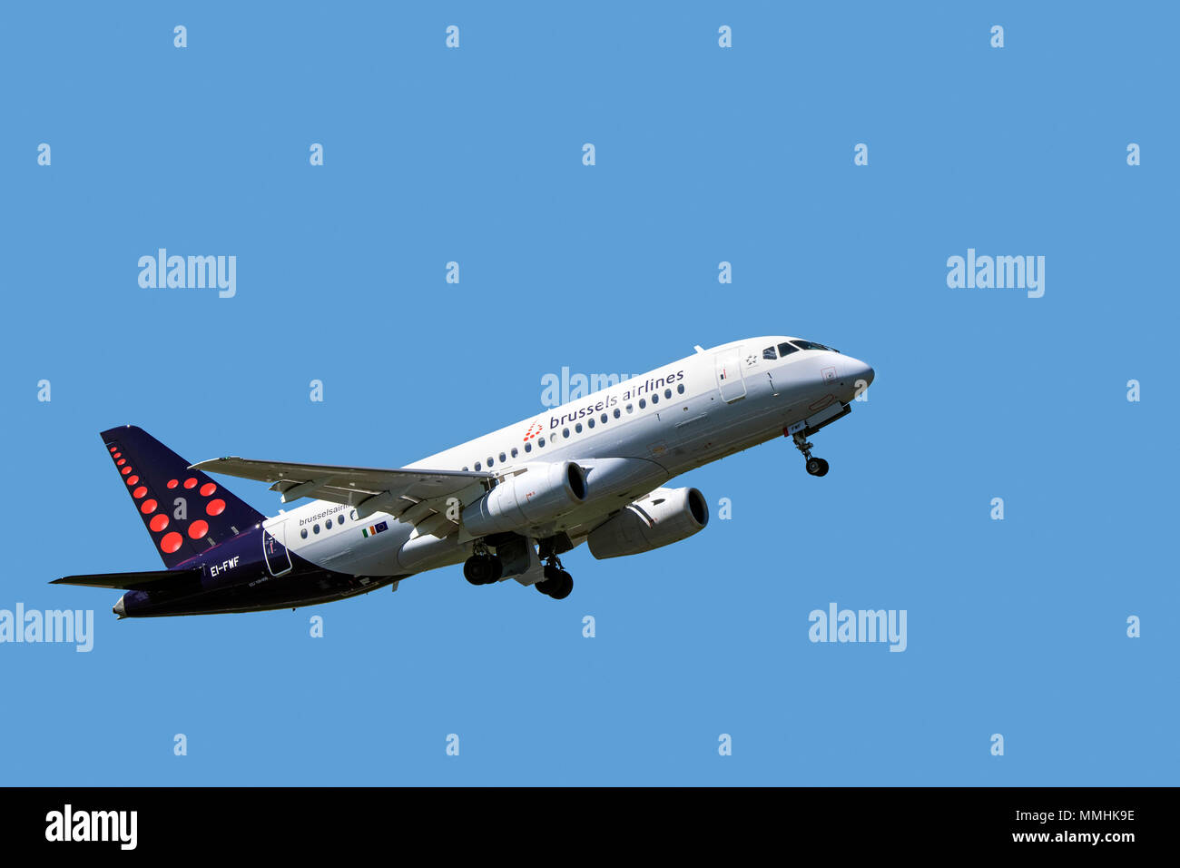 Sukhoi Superjet 100-95B, fly-by-wire regional jet bimoteur de Belgian Brussels Airlines en vol sur fond de ciel bleu Banque D'Images