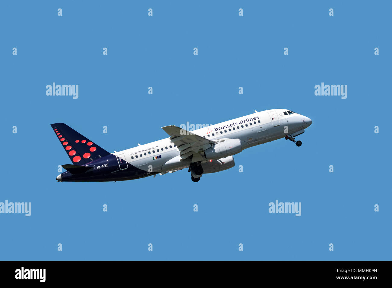 Sukhoi Superjet 100-95B, fly-by-wire regional jet bimoteur de Belgian Brussels Airlines en vol sur fond de ciel bleu Banque D'Images