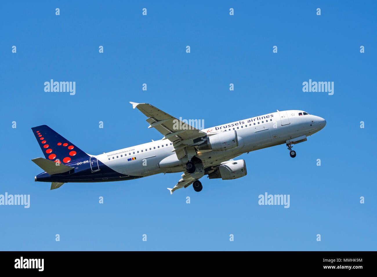 Airbus A320-214, fuselage étroit, bimoteur de transport commercial de passagers de l'avion de ligne en vol Brussels Airlines belge contre le ciel bleu Banque D'Images