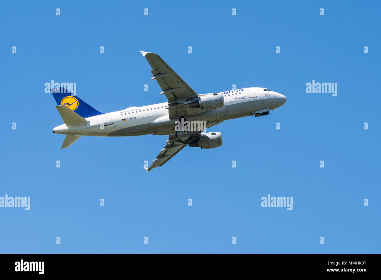 Airbus A319-100, fuselage étroit, bimoteur de transport commercial de passagers avion de ligne de Lufthansa German Airlines en vol sur fond de ciel bleu Banque D'Images