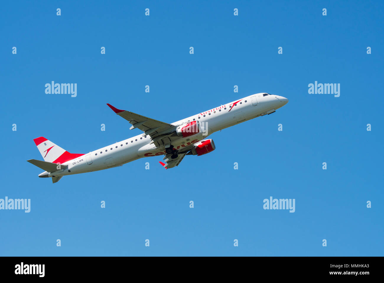 Embraer ERJ-195LR, étroite à moyenne portée-corps-avion de ligne d'Austrian Airlines en vol sur fond de ciel bleu Banque D'Images