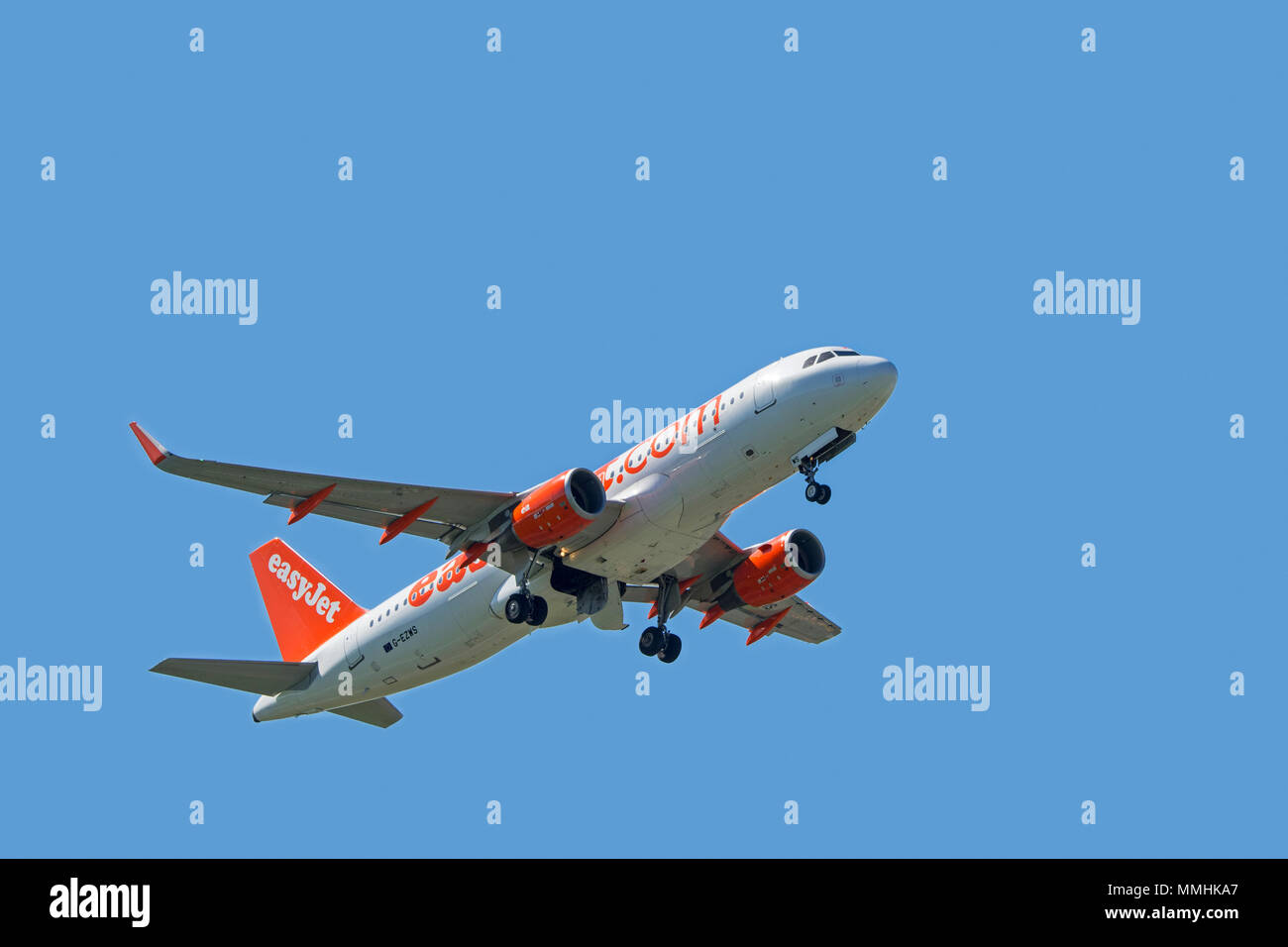Airbus A320-214 WL, bimoteur de transport commercial de passagers avion de ligne de la compagnie low-cost EasyJet compagnie aérienne en vol sur fond de ciel bleu Banque D'Images