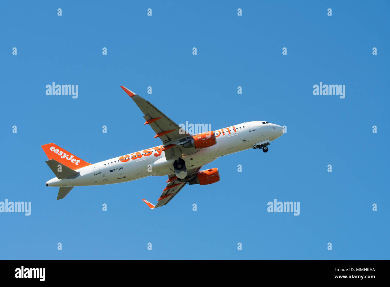 Airbus A320-214 WL, bimoteur de transport commercial de passagers avion de ligne de la compagnie low-cost EasyJet compagnie aérienne en vol sur fond de ciel bleu Banque D'Images