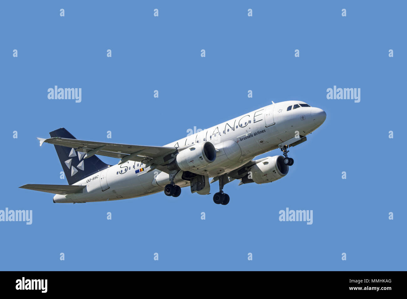 Airbus A319-112, fuselage étroit, bimoteur de transport commercial de passagers de l'avion de ligne en vol Brussels Airlines belge contre le ciel bleu Banque D'Images